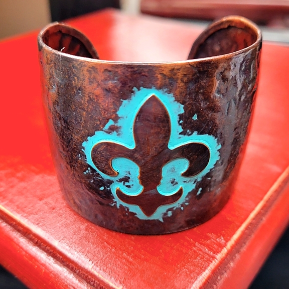 FLUER DE LIS CUFF BRACELET - Picture 4 of 7